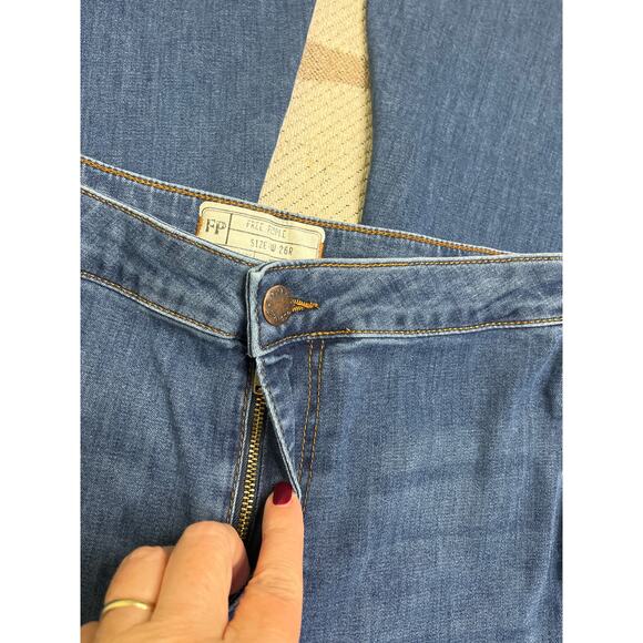Free people Just Float on Flare Jeans High Rise stretch raw hem blue, size 26 - Picture 4 of 15